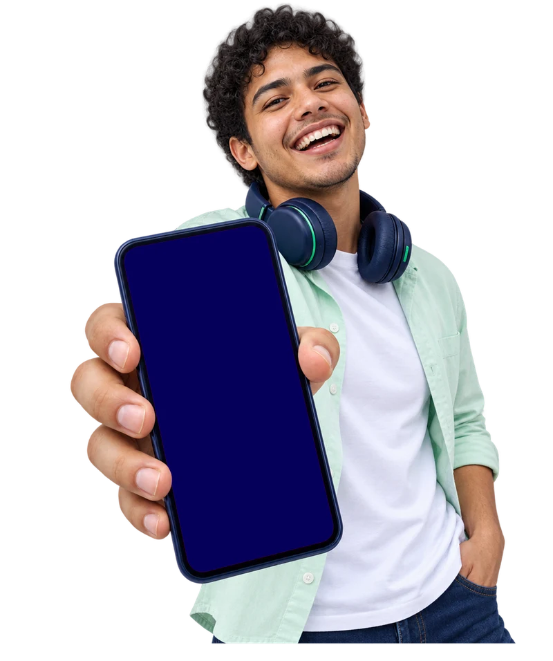 Joven feliz mostrando en su celular el simulador del CDT Digital KOA