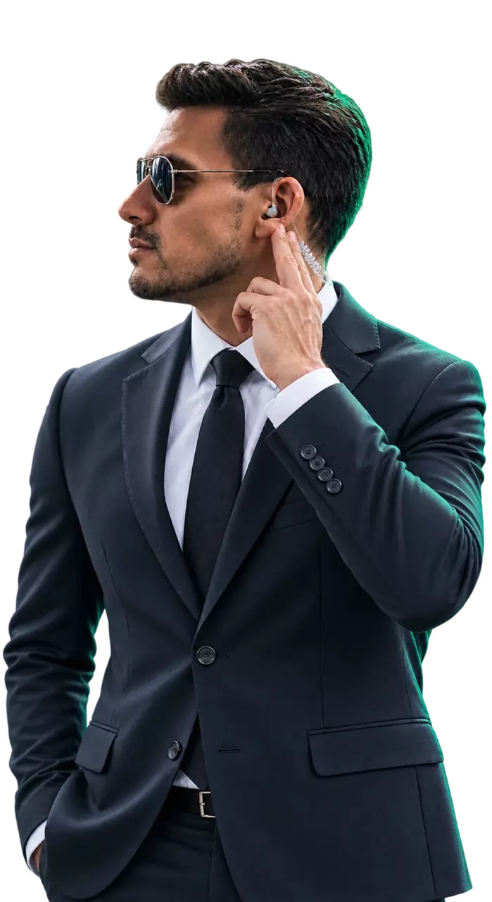 Agente de protección atento, con traje oscuro y audífono